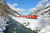 Deh 4/4 23 mit R 235 bei Täsch. Dies ist einzige Deh Pendel im Mattertal. Speziell bei diesem Pendel ist auch, dass meistens alte Mitteleinstiegswagen eingereiht sind, momentan sind die beiden A hinter der Lok solche Wagen, 31.01.2014.