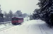 Lygby-Nærum-Jernbane (LNJ, Nærumbanen) im März 1975: Ein Triebwagen des Typs Ym in Ravnholm im März 1975. - Jernbane: Eisenbahn.