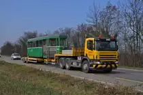 Ende Oktober hatte der B 1433 eine schwere Kollision mit einem Linien Bus an der Schifflände. Am 31.01.2014 wird er zur Firma Thommen zum Abbruch gefahren. Hier fährt der Transport auf der Rheinstrasse Richtung Kaiseraugst.