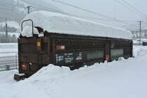 Der X 10 85 94 00116-7 steht eingeschneit in Airolo, 30.01.2014.