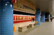 Frankenstraße,U1/11 (1974) - 

Hier endete ab 1974 für ein Jahr die U-Bahn von Langwasser her kommend. Die Bahnhöfe wurden durch unterschiedliche Farben der Kacheln diffenziert. Zunächst wurden bei der U-Bahn Nürnberg noch Zugabfertigungsstände eingebaut, im Hintergrund erkennbar. 

04.03.2006 (M)