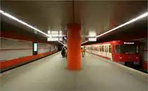 Aufseßplatz, Linie U1/11 (1975) - 

Vom Frankenplatz kommend wurde die erste U-Bahn in Nürnberg 1975 um zwei Stationen bis zum Aufseßplatz verlängert. Hier sollte die früher geplante dritte U-Bahnstrecke kreuzen, für die schon Vorkehrungen getroffen wurden. 

04.03.2006 (M)