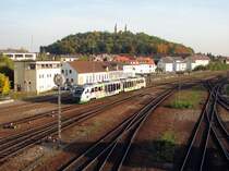 VT 04 'Fu�ball' der Vogtlandbahn mit VBG 86574 in Schwandorf (19.10.2006)