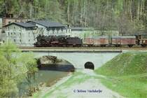 Lauter Sachsen? 58 2051-9 vom Bw Aue rollt am 2. Mai 1975 mit ihrem G�terzug von Schwarzenberg �ber die Muldebr�cke vor Lauter (Sachsen).