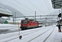 Re 4/4 II 11304 mit IR 2169 bei Einfahrt in Airolo, 30.01.2014.