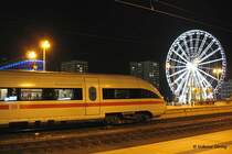 ICE  Naumburg (Saale)  in Dresden Hbf, im Hintergrund am Wiener Platz mit 60 Meter eines der gr��ten transportablen Riesenr�der der Welt  - 25.09.2006

