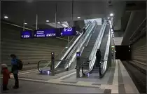 Unten angekommen -

Über die großzügige Zugangsanlage fällt ein Hauch Tageslicht bis auf die Bahnsteigebene. S-Bahnhof Leipzig Hauptbahnhof.

02.02.2014 (M)