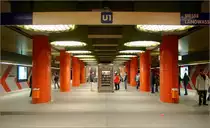 Hauptbahnhof, Linie U1/11 (1978) - 

Ende der siebziger Jahre erreichte die U-Bahn Nürnberg die Innenstadt. Bei diesen drei neuen Stationen wurde erstmals von den reinen Zweckbauten abgewichen und architektonisch aufwändiger Anlagen errichtet. Die Haltestelle  Hauptbahnhof  führt zwar das bisherige Kacheldesign fort, doch wurde es hier bei den Bahnsteigwänden in mehr grafischer Form angewendet. Der breite Bahnsteig mit zwei Stützenreihen wird durch die besondere Form der Beleuchtung gepägt. Dieser Bahnsteig befindet sich in Ebene - 3 mit direkten Treppenanlagen zur DB-Bahnsteigunterführung in Ebene 0, zum Fußgängergeschoß unter dem Hbf-Vorplatz in Ebene -1 und zur Station der Linie U2 in Ebene -2. 

04.03.2006 (M)