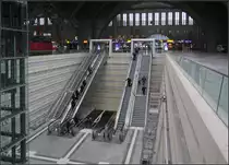 In die Tiefe -

des Leipziger Hauptbahnhofes führen die Treppenanlagen. Von der Halle kann bis auf den Bahnsteig des Tiefbahnhofes geblickt werden.

02.02.2014 (M)