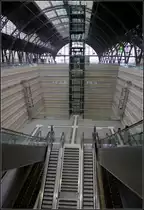 Ein großes Loch - 

... klafft da wo früher einmal Bahnsteige waren. Die Treppenanlage zum Tiefbahnhof des Leipziger Hauptbahnhofes ist sehr großzügig gestaltet, will aber doch nicht so richtig zu dem darüber liegenden alten Bahnhofsdach passen.

02.02.2014 (M)