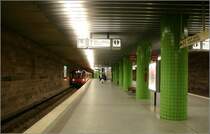 Weißer Turm, Linie U1/11 (1978) - 

In Anlehnung an den namensgebenden Turm wurden hier die Bahnsteigwände mit Sandstein verkleidet. Bei den Mittelstützen tauchen wieder die Kacheln auf. Auch dieser  Bahnhof liegt in der Nürnberger Innenstadt. 

04.03.2006 (M)