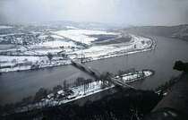Durch die Entfernung nicht leicht zu erkennen! Der Dg 6170 mit dem
l�ngsten Durchlauf einer E194 (Bw Aschaffenburg) in Deutschland. M�nchen-Ost nach Hagen-Vorhalle.ca.650km. 
Die Lok befindet sich etwa in der Mitte des Bildes hinter der Ruhrbr�cke. In der rechten H�lfte ist gerade noch der Rbf Hagen-Hengstey auszumachen. Aufn.1966 von der Hohensyburg