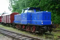 Im kleinen Bahnhof von Extertal-Bösingfeld wartet 265 101-6 / V2.004 der Extertalbahn AG auf die zweite Rundfahrt am 26.05.2013. Zu Ehren der 493 002-0 oder Nr. 22 der EAG / Extertalbahn AG die hier nach erfolgreicher Restauration ihr  Schienen-Debut  gab, hatte man einen Tag der offenen Tür mit Führerstandmitfahrten veranstaltet. Gefahren wurde auch im Zugbetrieb auf der alten historischen Extertalbahn-Strecke. Hier musste allerdings die alte Diesellok V2.004 ins Geschehen eingreifen, da sehr freundliche Eisenbahnfans (wie bereits mehrfach in diesem Bereich) einen Teil der Oberleitung geklaut hatten und die Nr. 22 dort nur mitrollen konnte. 