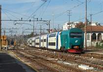 Doppelstock-Triebzug Ale 506-012 verl��t am 14.11.2006 den Bahnhof Gallarate in Richtung Varese, in gro�er Schrift ist an den beiden Endwagen auch  Treno 12  angeschrieben.