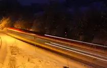 Da zischt er durch die Nacht ,........ So siehts zumindest aus ! 5063.003 als R8551 am Morgen des 4.Februar 2014 nächst der Anschlussstelle zur Ab Leibenfeld in Deutschlandsberg rollt auf Sicht dahin da in den letzten Tagen immer wieder Bäume und dickere Äste in den Fahrweg gebrochen sind.