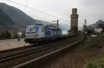 193841 Vectron von Boxpress begegnete mir am 3.2.2014 am alten Turm am Ortsausgang
von Oberwesel. Die neue Lok war mit einem Güterzug in Richtung Koblenz unterwegs.
