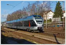 Der ET 23 002  Märkischer Kreis  der Abellio Rail NRW GmbH  (3-teiliger Stadler Flirt EMU 2 bzw. BR 0427), als RE 16  Ruhr-Sieg-Express  (Essen - Hagen - Siegen), hat am 02.02.2014 den Bahnhof Kreuztal verlassen und rauscht weiter in Richtung Siegen. 

Der FLIRT wurde 2007 von Stadler unter der Fabriknummer 37659 gebaut. Er ist von Macquarie Rail (vormals CBRail) geleast bzw. gemietet. 

Der Triebzug hat die NVR-Nummern 94 80 0427 101-1 D-ABRN / 94 80 0827 101-7 D-ABRN / 94 80 0427 601-0 D-ABRN.
