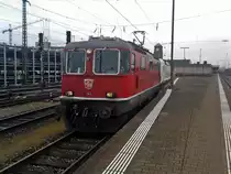 Am Mittag des 04.01.2014 stand SBB Re 4/4 II 11143 vor dem Prototyp-Vectron 193 901 auf Gleis 117 in Basel Bad Bf. Sie hatte die ehrenvolle Aufgabe den Vectron weiter in die Schweiz, beziehungsweise bis an die Italienische Grenze zubringen.