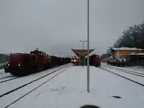Eine 3er Kreuzung ist im Streckennetz der GKB sehr selten. Im Normalfall kommt dies bei Personenzügen nur im Bahnhof Wettmannstätten vor. Im Fall von Güterzügen ist dies aber auch im Bahnhof Lieboch hin und wieder möglich. Da der VG aus Wies-Eibiswald heute, 04.02.2014, um 1 Stunde später als normal zurück nach Graz unterwegs war, war dies wieder einmal der Fall. DH 1700.1 musste mit ihrem VG die Kreuzung zwischen VT 5063.002  als R 8510 und DH 1500.4 inkl. 4 Dosto-Wagen als R 8491 abwarten.