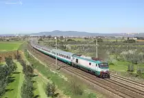 E.402 030 passes Vada whilst working Inter City train 657, 0810 Milano Centrale-Grosseto, 15 April 2013