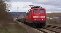 Immer wieder gern gesehen, die Baureihe 151...besonders wenn sie so gut gepflegt daher kommt.
Coils, Kesselwagen und noch einiges an bunten Wagen zieht 151 064-3 hinter sich her.
Der Zug kommt aus Richtung Beckingen auf der Saartalstrecke und wird gleich das Stadtgebiet von Dillingen Saar erreichen.
Ich war bei Km 29,5 am Anschluß Katzenschwänz.
Nach links soll früher mal eine Verbindungskurve zu Niedtalbahn bestanden haben. Einige Spuren kann man noch entdecken.
Bahnstrecke 3230 Saarbrücken - Karthaus am 04.12.2014