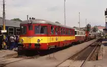 M 240056 der CSD steht am 5.6.1991 um 14.10 Uhr abfahrbereit nach Mariansky Lazne 
am Bahnsteig im Hauptbahnhof von Karlovy Vary.