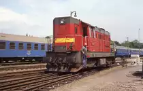 Noch mit alter Nummer T 4662309 rangiert die CKD Diesellok am 5.6.1991 im Hauptbahnhof von Karlovy Vary