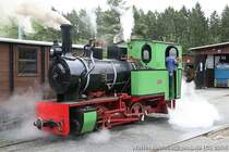 Sonderfahrtag (CDU) beim Feld- und Grubenbahnmuseum Fortuna am 21.05.2006: Lok 1 (Henschel Preller) bl�st bereits kr�ftig ab und wird sich jeden Moment vor den sich langsam f�llenden Museumszug setzen.