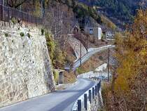 Zuerst gehts mal bergab, dann zweigt von der Stra�e ein Fu�pfad links ab und man darf wieder bis zur Bahnstrecke hinauf, aufgenommen am 08.11.2006.