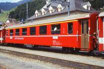 RhB - A 1263 am 12.08.1991 in Disentis - 1.Klasse Personenwagen - Einheitspersonenwagen Typ II - �bernahme 28.11.1977 - FFA/SWP - Fahrzeuggewicht 16,50t - Sitzpl�tze 36 Stehpl�tze 24 - L�P 18,50m - zul�ssige Geschwindigkeit 90 km/h - �2=10.07.1987 - Logo RhB in deutsch. Hinweis: noch Griffstangen neben den T�ren, Klassezahlen klein, hoher Anschriftenblock, d�nne Betriebsnummern, mit Bremszahnrad - Hinweis: gescanntes Dia
