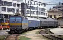 363096 ist am 1.7.1992 um 12.55 Uhr mit dem Schnellzug aus Nove Zamky angekommen.
Hinter der Lok läuft ein Postwagen. Interessant auch die damals noch auf den Bahnsteigen genutzten Gepäckwagen.