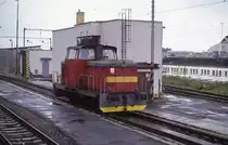 Bei der Einfahrt in Budweis fotografierte ich aus dem Zug heraus am 7.7.1992 die
Rangier Diesel Lok 710072.