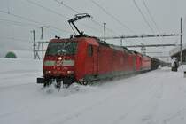 Ein G�terzug der DB pfl�gt sich durch den Neuschnee in Airolo auf Gleis 1. An der Spitze des Zuges sind die 185 129-4 und die 185 112-0, hinten schiebt die 185 099-9, 07.02.2014.