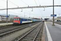 Da IC 2000 als Entlastungszüge für den Wintersportverkehr am Lötschberg gebraucht werden, verkehrten heute zwischen Zürich und Luzern versch. Ersatzzüge. Im Bild ist der EWI/II Reserve-Pendel von Olten mit dem BDt EWI 50 85 82-33 986-9, am Schluss ist die Re 4/4 II 11199, Rotkreuz, 08.02.2014.