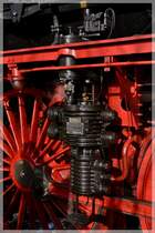  Zweistufige Luftpumpe der Bauart Tolkien  klackert gemütlich vor sich hin, als 01 150 in Hersbruck (rechts Pegnitz) von der Freiwilligen Feuerwehr mit Wasser versorgt wird.
Fotografiert am 8. Februar 2014