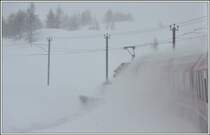 Vom Winde verweht. Der Spurpflug Xk 9143 Vor Zug 1612 pflügt sich durch den Pulverschnee der Alp Bondo. (05.02.2014)