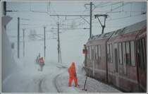 Neben den Schleuderfahrten gibts viel Knochenarbeit mit Schaufel und Besen, um die Berninalinie bei jedem Wetter offenzuhalten. Bernina Lagalb R1612 (05.02.2014)