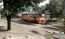 Nebenbahn Atmosphäre in Caslav Ost am 28.6.1992. Triebwagen 810237 steht im Schatten der Bäume am Bahnsteig und wartet auf die nächste Einsatzfahrt nach Tremosnice. Der kleine Bahnhof Caslav Ost ist vom Hauptbahnhof nur durch die Gleise der Hauptbahn getrennt und ist von dort aus über eine Fußgängerbrücke erreichbar.