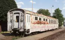 Ein sehr interessanter Wagen stand am 28.6.1992 im Bahnhof Caslav. Es handelt sich wegen der Abteilaufteilung und wegen der vergitterten Fenster zu urteilen um einen Gefängnis Transport Wagen. 
Vom Wagenkasten her hat er nach meinem Empfinden Ähnlichkeit mit französischen D-Zug Wagen. Vielleicht kann ja jemand Ergänzendes dazu mitteilen, was ich dann gerne hier vervollständige.