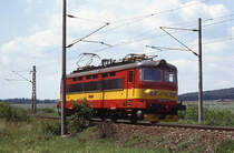 Bei einem kurzen Auto Stopp an der Strecke Plzen - Stod fotografierte ich am 27.6.1992 die Elektrolok 242236 um 13.20 Uhr solo Rtg. Stod.