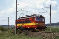 Bei einem kurzen Auto Stopp an der Strecke Plzen - Stod fotografierte ich am 27.6.1992 die Elektrolok 242236 um 13.20 Uhr solo Rtg. Stod.