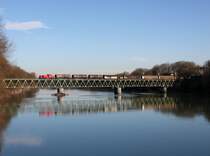 Die 2070 010 mit einem Güterzug am 07.02.2014 bei der Überfahrt über den Inn zwischen Simbach und Braunau.