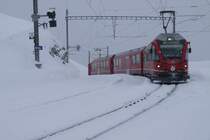 ABe 8/12 3506 fährt, aus der 180°-Kurve kommend, als R 1648 Poschiavo - St Moritz in Alp Grüm ein, 30.1.14.