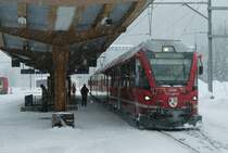 ABe 8/12 3506 ist bei heftigem Schneefall als R 1648 aus Poschiavo im Gleichstromteil des Bf St Moritz eingetroffen (30.1.14).