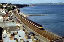 So schoen kann Eisenbahnreisen in Devon sein. Am 11 Juli 1996 fahrt 47822 auf dem Weg nach Plymouth an Dawlish vorbei.