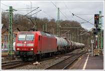 Die 145 035-2 der DB Schenker Rail fährt am 08.02.2014 mit einem Kesselwagenzug durch Bf Betzdorf/Sieg in Richtung Siegen.