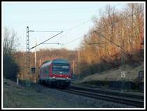 Immer noch in Baden - Württemberg anzutreffen: 
Vor einigen Monaten veröffentlichte ich hier ein Bild, auf dem exakt die selbe Garnitur zu sehen war.
Damals dachte ich noch, dass der Wittenberger Steuerwagen, ein Bnrbdzf 483.1 wohl demnächst wieder zurück nach Frankfurt kommen sollte, doch nun, Ende Januar 2014 verrichtet er immer noch seine Dienste bei der RAB in Tübingen.
So rollt der Steuerwagen also zusammen mit 4 Dostos am 31.1.2014 über die KBS 760 als RE von Stuttgart Richtung Tübingen.
Festgehalten von mir kurz vor dem Bahnhof Bempflingen. 
