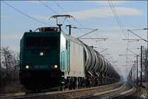 185.607 fährt mit Kesselwagenzug von Hegyeshalom kommend Ri. Wien.
Gramatneusiedl 08.02.14