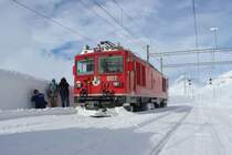 Ich interessierte mich für die RhB Gem 4/4 802  Murmeltier , während sich diese zwei Fotographen für das RhB Krokodil 
Ge 4/4 182 interessierten. Ospizio Bernina 08.02.2014