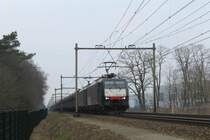 E189-284/ES 64 F4 - 284 und eine weitere BR 189 der MRCE mit Güterzug 47119 bei Vlierden am 1-4-2013.